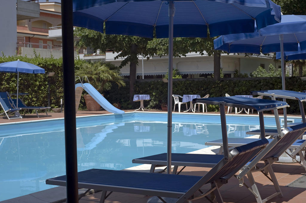 Hotel Leuco' Мартинсикуро Экстерьер фото