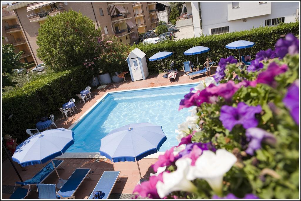 Hotel Leuco' Мартинсикуро Экстерьер фото
